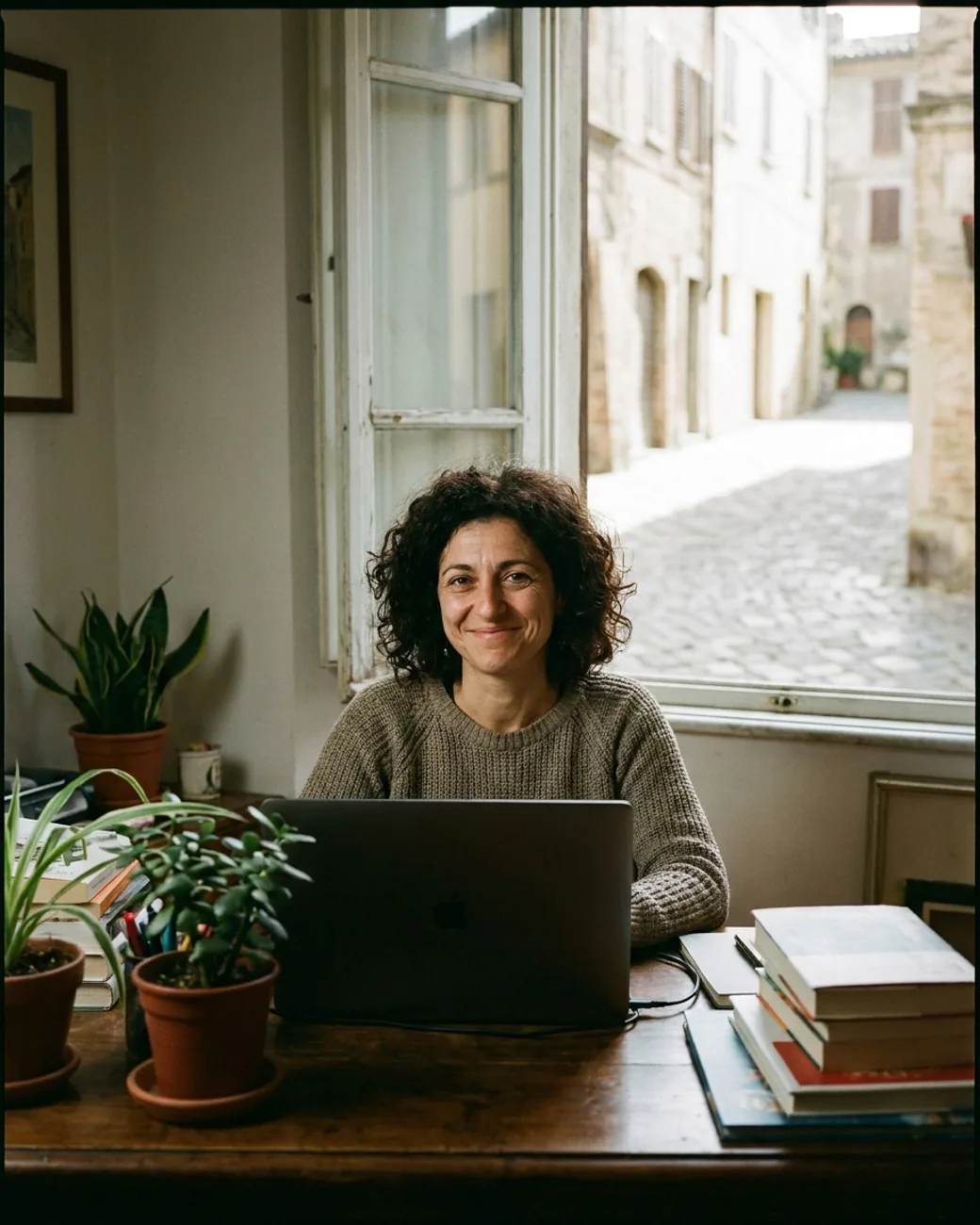 Imprenditrice felice che lavora sorridente davanti al suo portatile