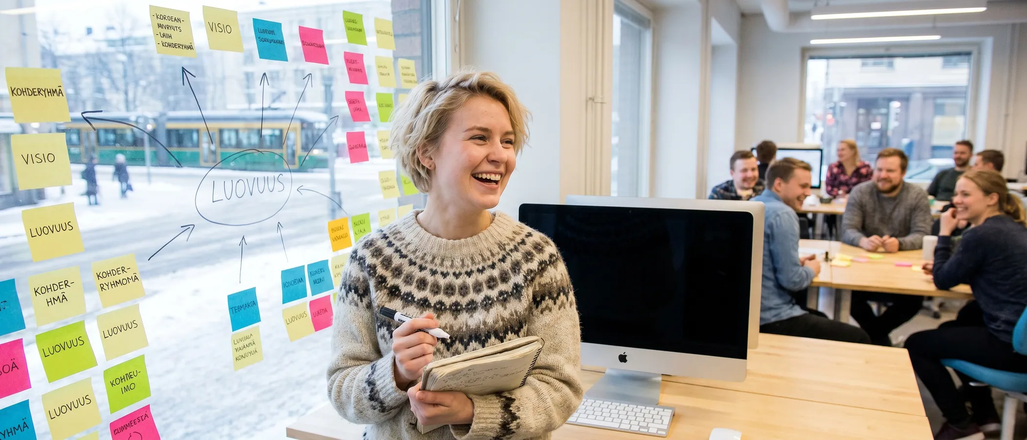 Henkilö määrittää Google Ads -kampanjaa kannettavalla tietokoneella siistillä työpöydällä