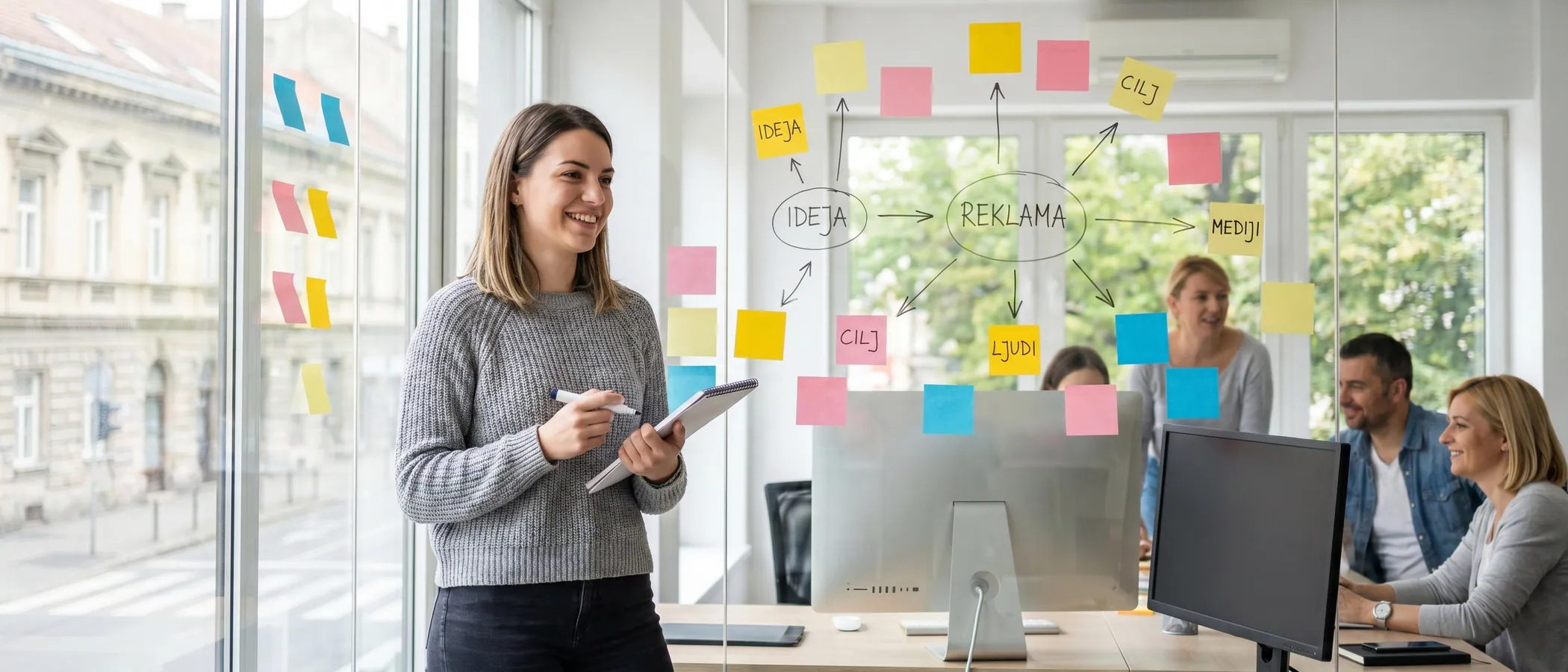 Osoba postavlja Google Ads kampanju na laptopu za urednim radnim stolom