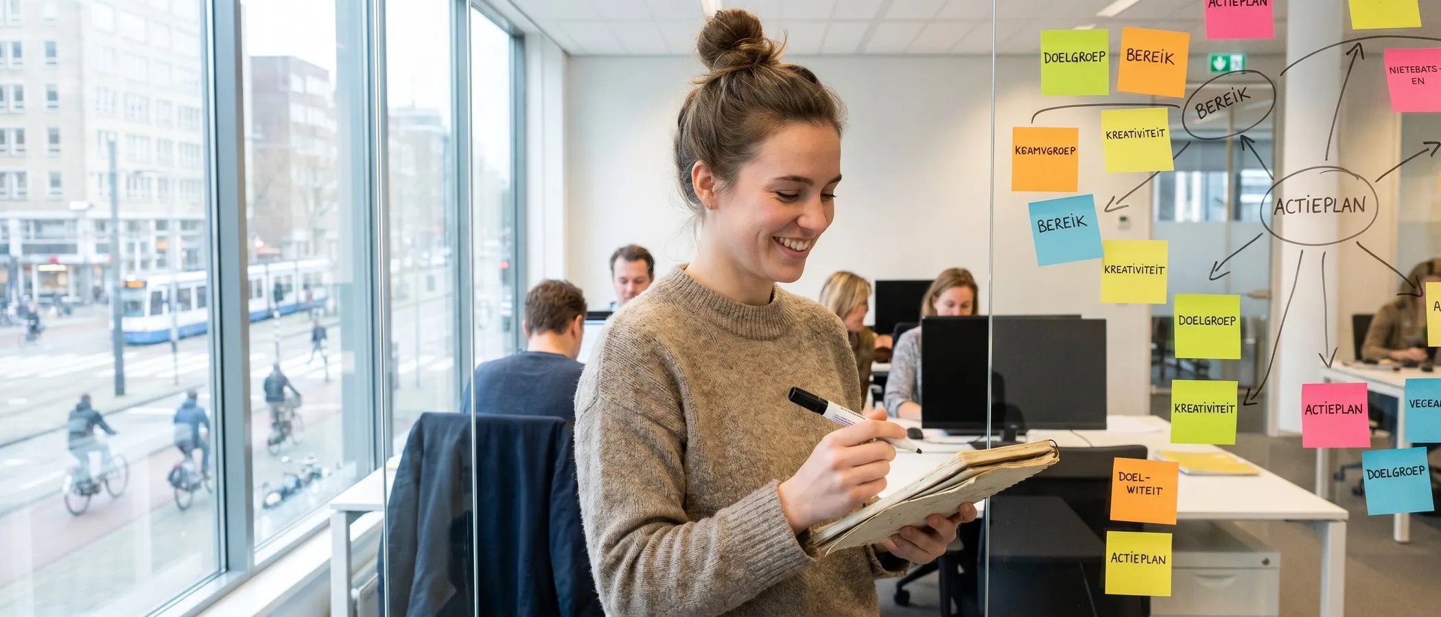 Persoon stelt een Google Ads campagne in op een laptop aan een opgeruimd bureau