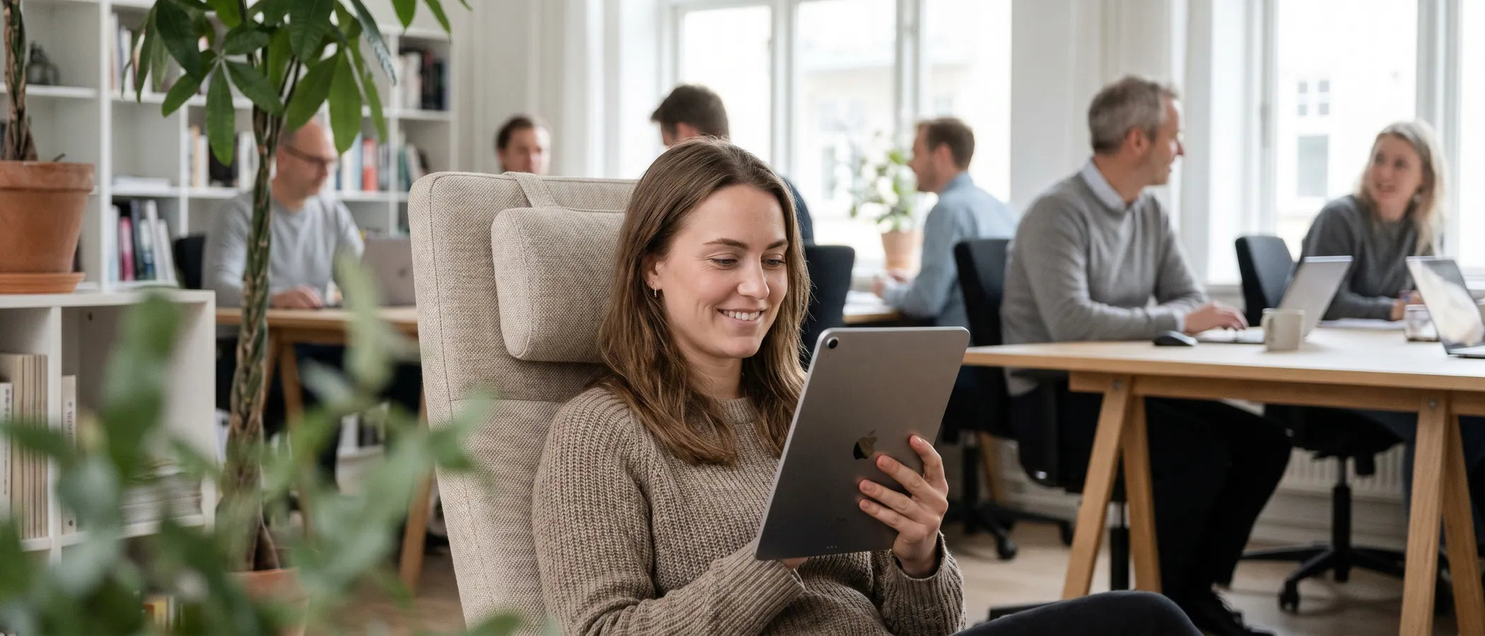 Person arbejder i en moderne webapp på en laptop som alternativ til Google Ads Editor