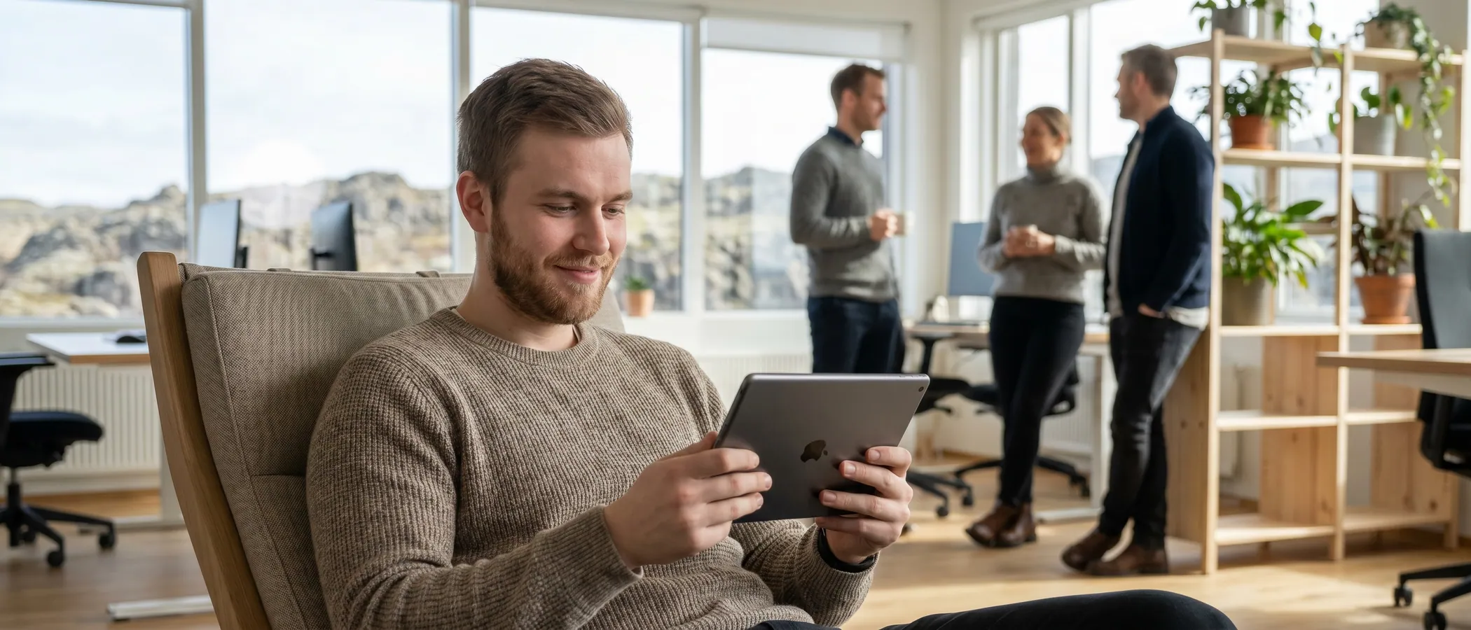 Einstaklingur vinnur í nútímalegu vefforriti á fartölvu sem valkost við Google Ads Editor