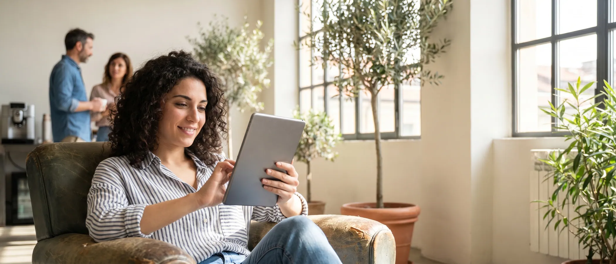 Persona che utilizza una moderna applicazione web sul laptop come alternativa a Google Ads Editor