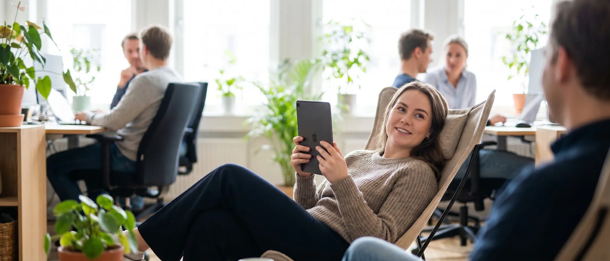 Person jobber i et moderne nettbasert verktøy som alternativ til Google Ads Editor på en lys arbeidsplass