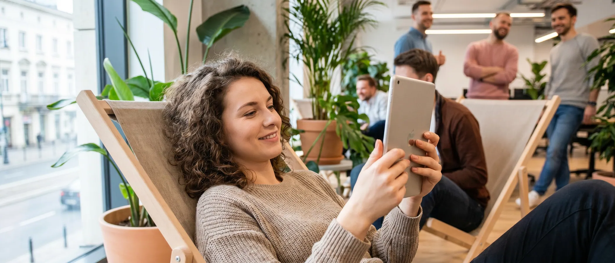 Osoba pracuje z nowoczesną aplikacją webową jako alternatywą dla Google Ads Editor na laptopie