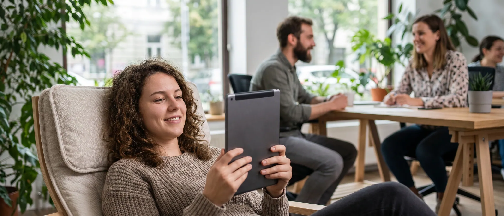 Oseba dela v sodobni spletni aplikaciji kot alternativi Google Ads Editorju na prenosnem računalniku