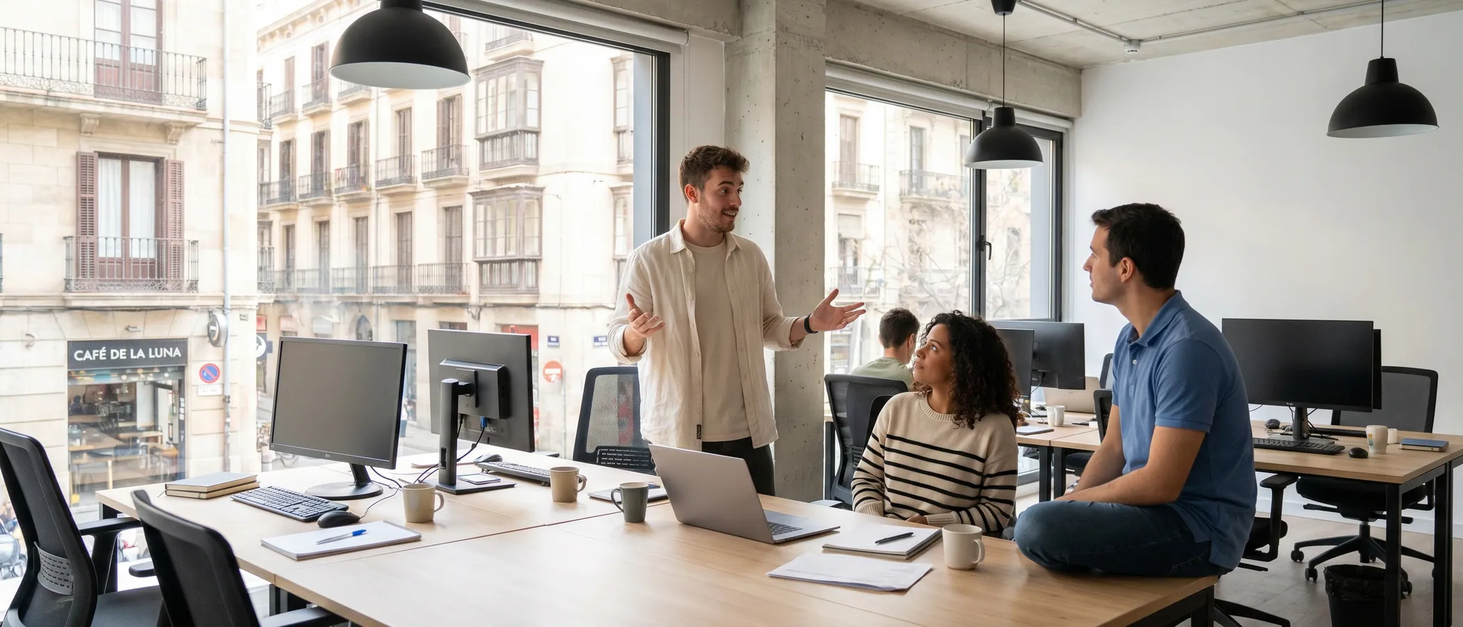 Tres compañeros de una agencia de marketing revisando juntos una campaña de Google Ads en un portátil