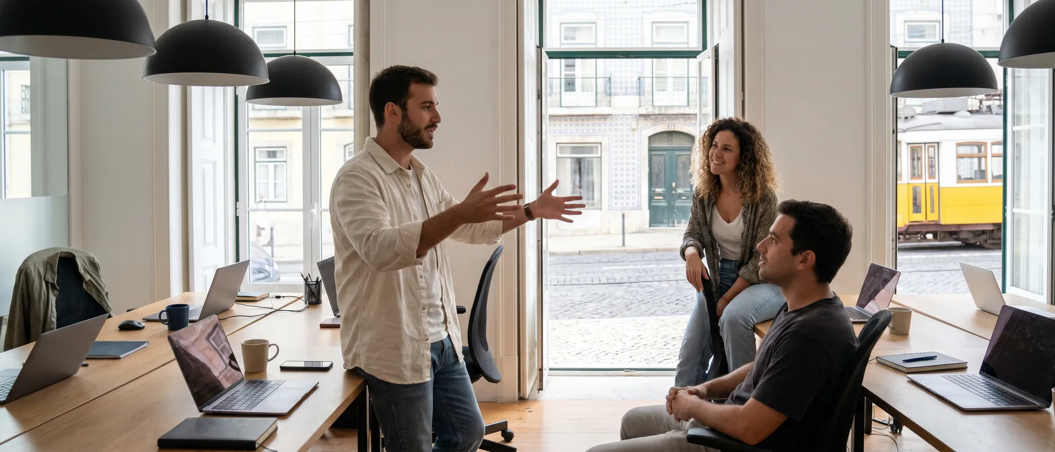 Três colegas de uma agência de marketing a analisar campanhas Google Ads juntos no computador
