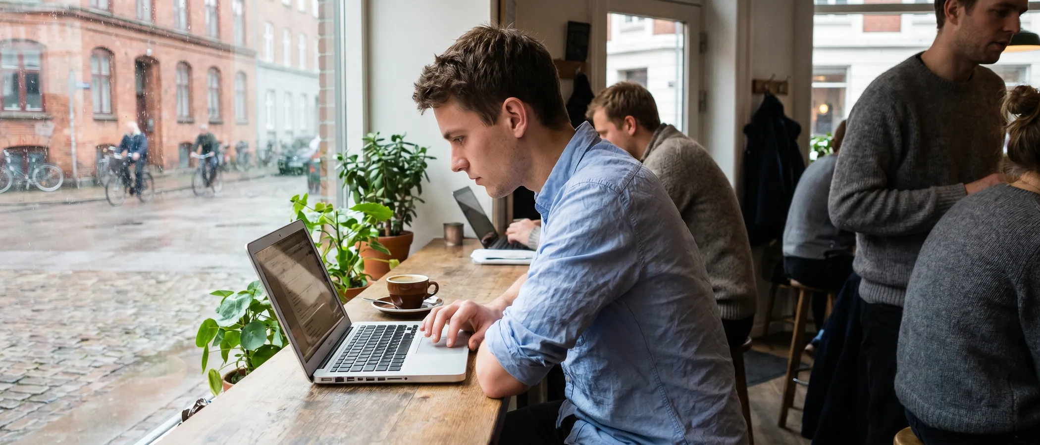 Freelancer arbejder med Google Ads på en laptop i et hjemmekontor