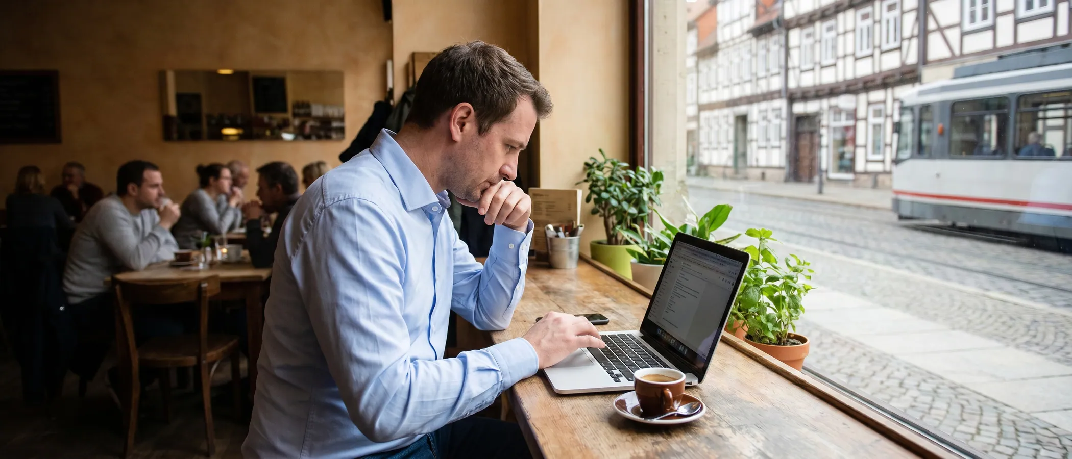Freelancer arbeitet allein im Homeoffice an seinen Google-Ads-Kampagnen auf einem Laptop