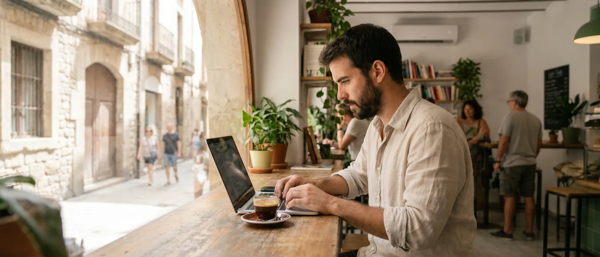 Freelancer trabajando en Google Ads desde su portátil en una oficina en casa