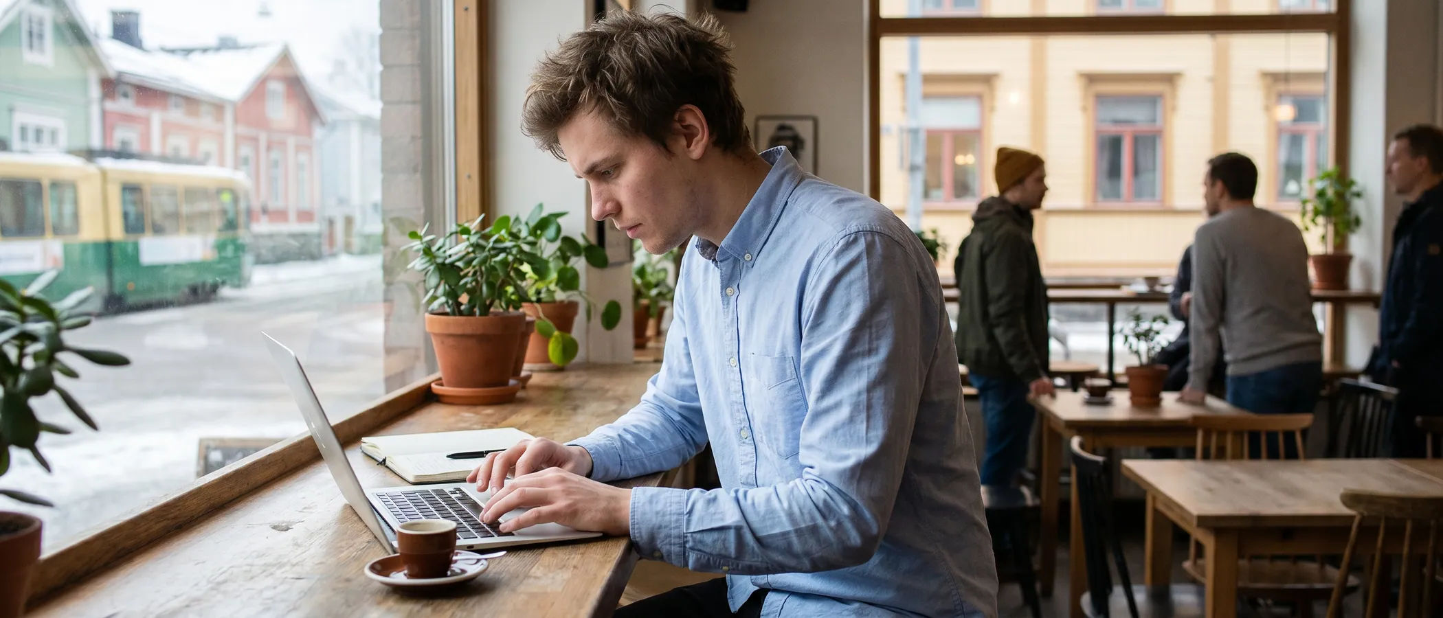 Freelancer työskentelee Google Ads -kampanjoiden parissa kannettavalla tietokoneella kotitoimistossaan