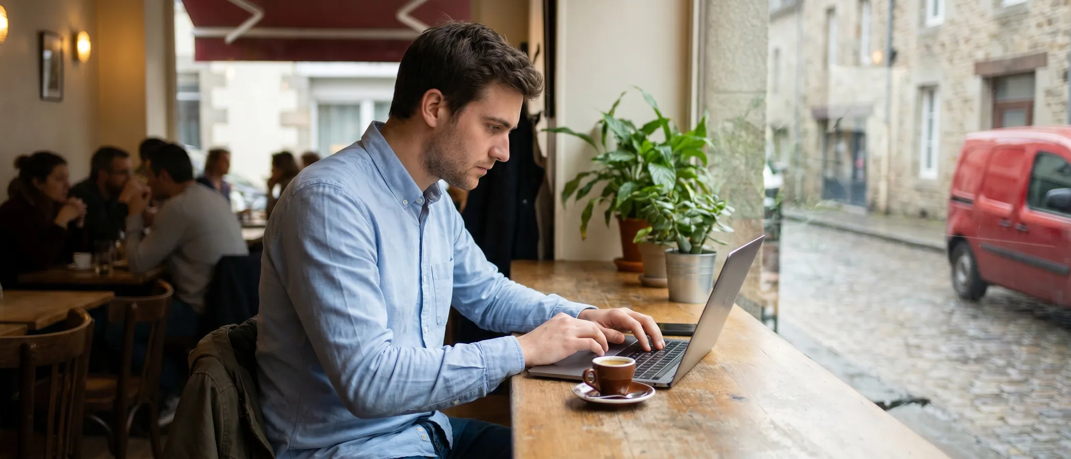 Un freelance travaille sur ses campagnes Google Ads depuis son bureau à domicile