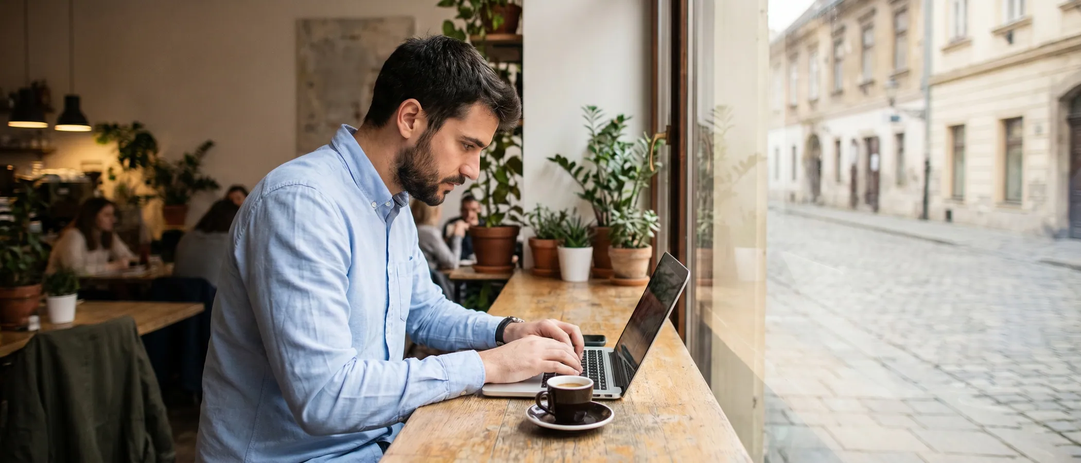 Freelancer radi na laptopu u kućnom uredu i upravlja Google Ads kampanjama