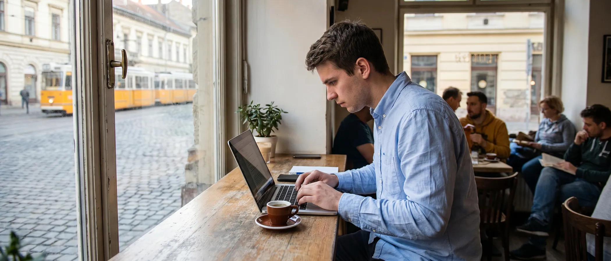 Szabadúszó dolgozik otthoni irodájában laptopon saját Google Ads kampányain