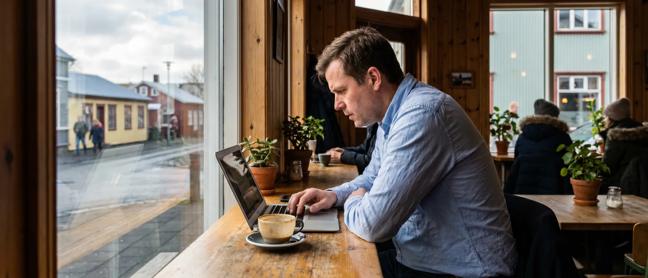 Sjálfstæður verktaki vinnur með Google Ads á fartölvu í heimaskrifstofu
