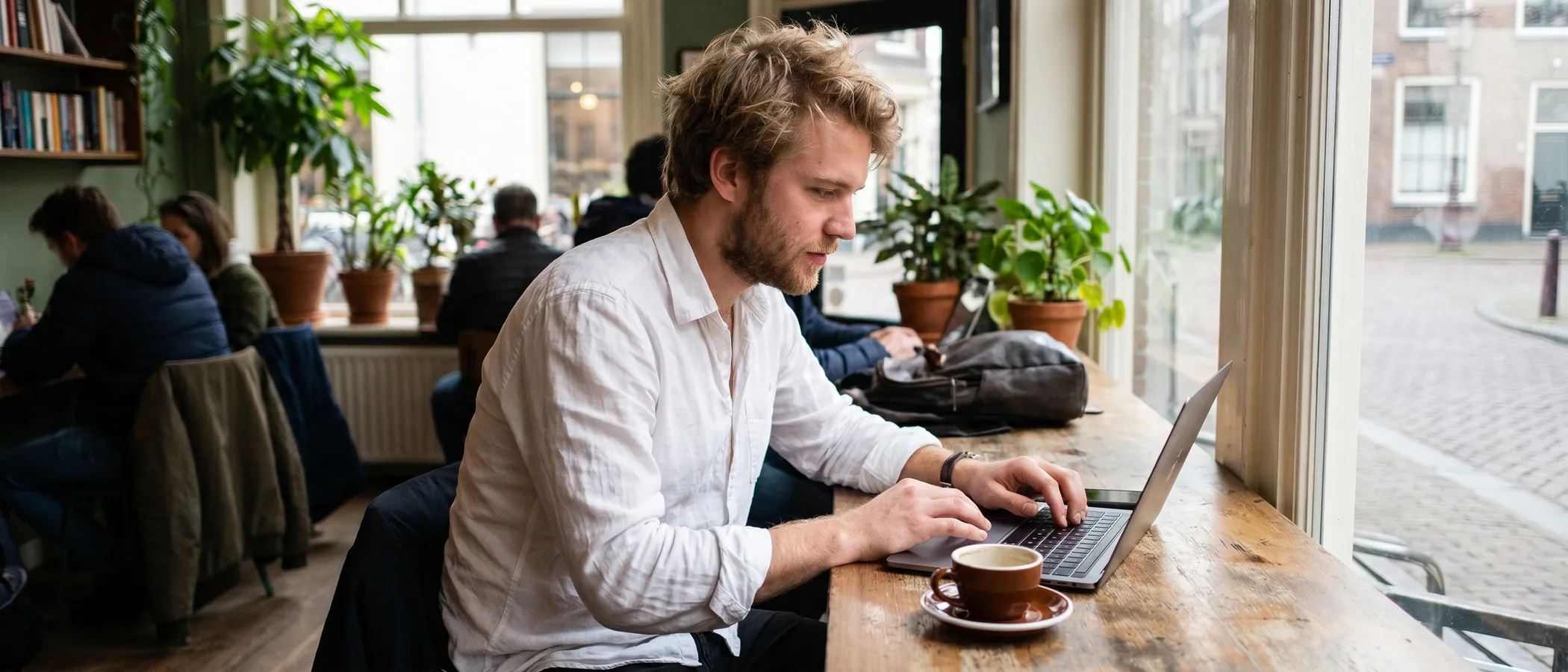 Freelancer beheert zijn Google Ads campagnes op een laptop in een thuiskantoor