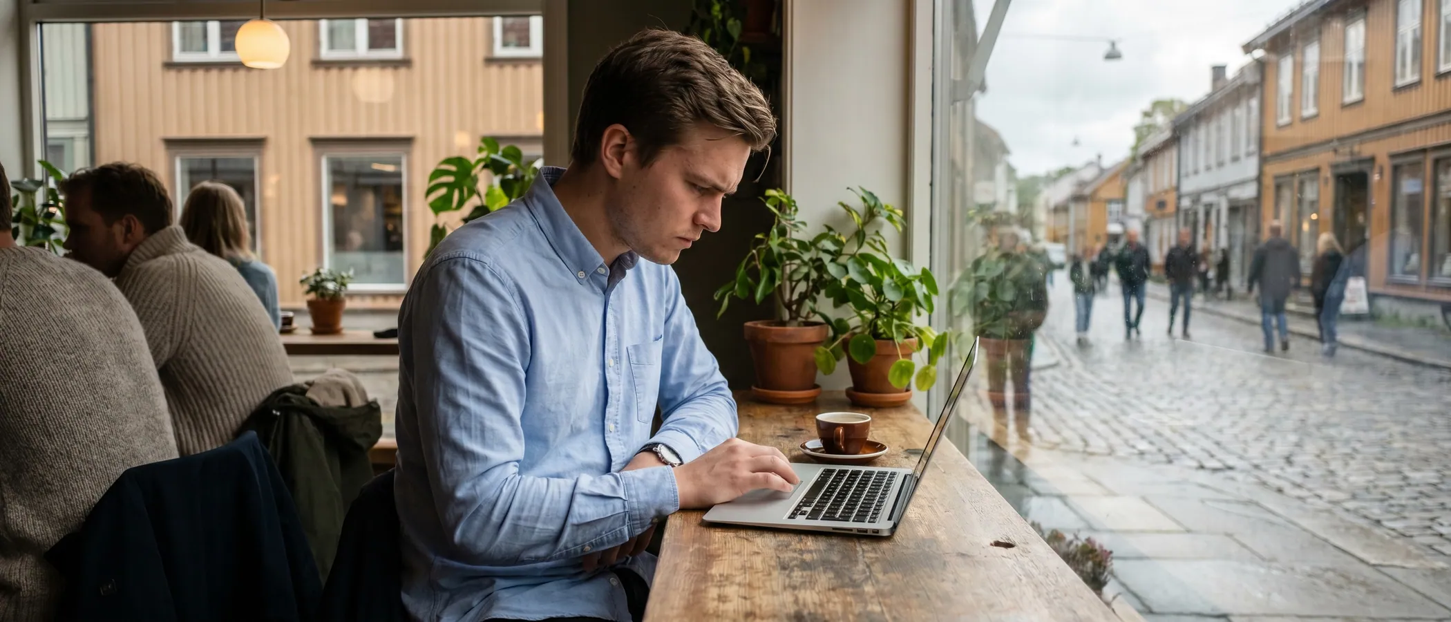 Frilanser jobber konsentrert på laptop med Google Ads i et hjemmekontor