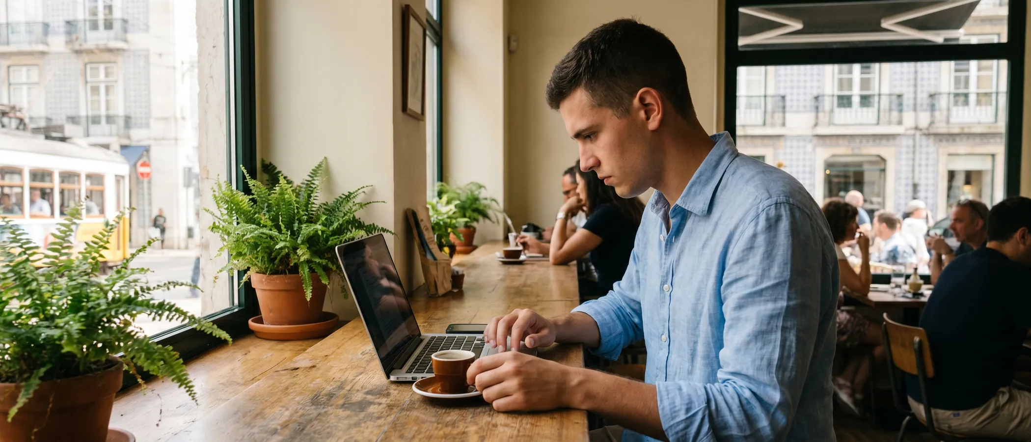 Freelancer a gerir campanhas Google Ads no computador no seu escritório em casa