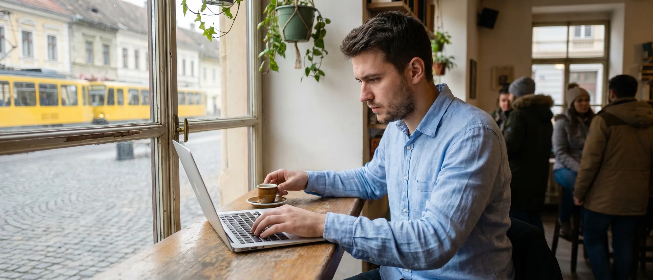 Un freelancer lucrează la campanii Google Ads pe laptop într-un birou de acasă
