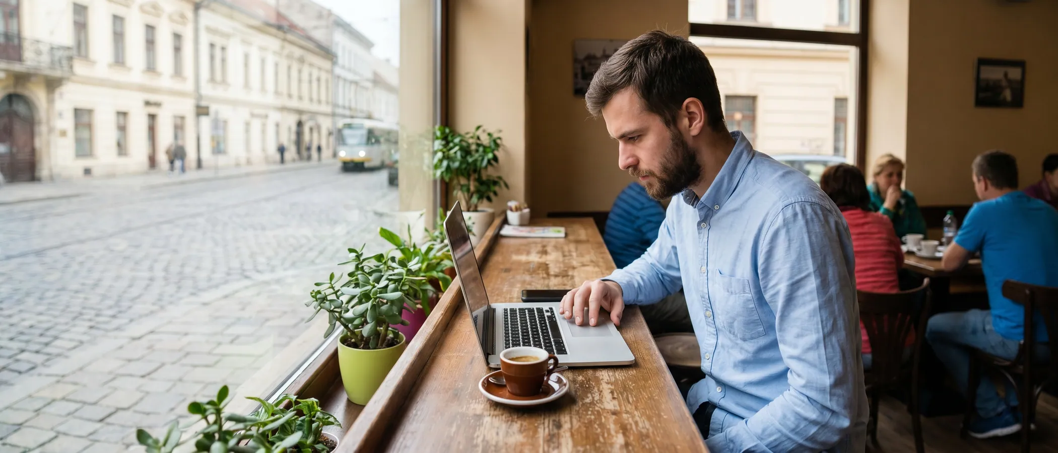 Freelo pracuje na Google Ads kampaniach na laptope vo svojej domácej kancelárii