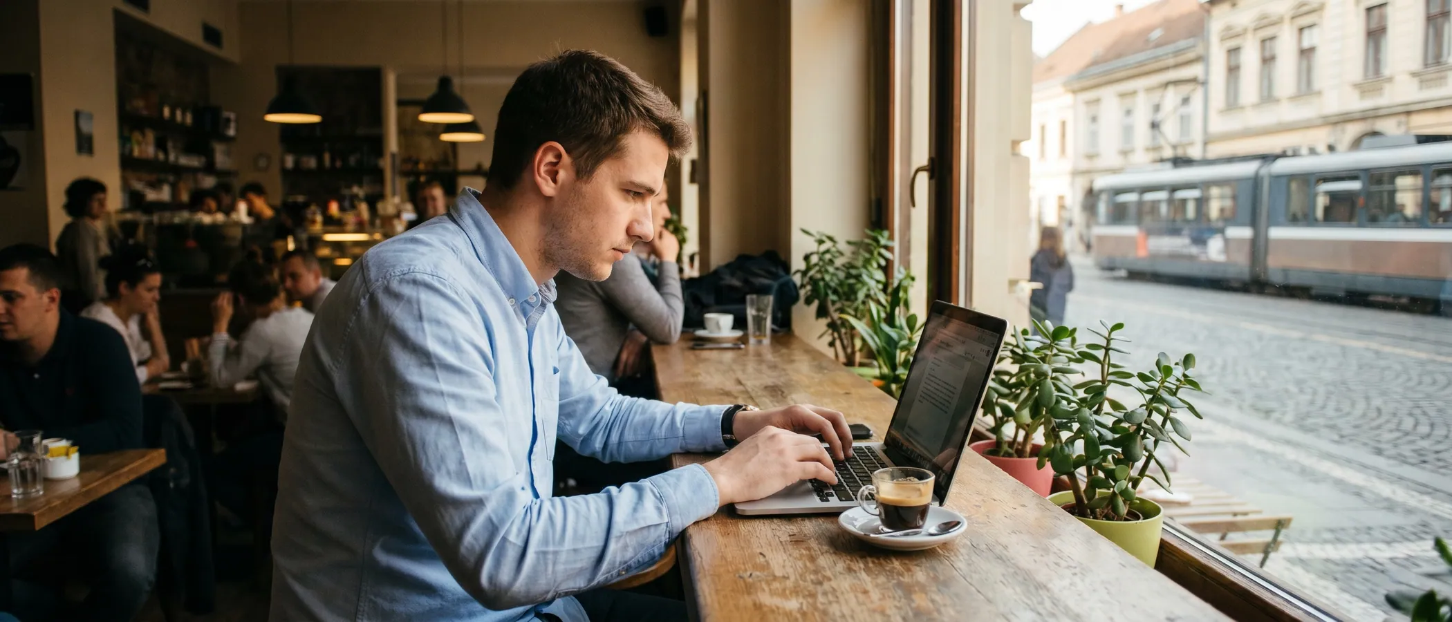 Frilenserka radi na Google Ads kampanjama za klijente za laptopom u kućnoj kancelariji
