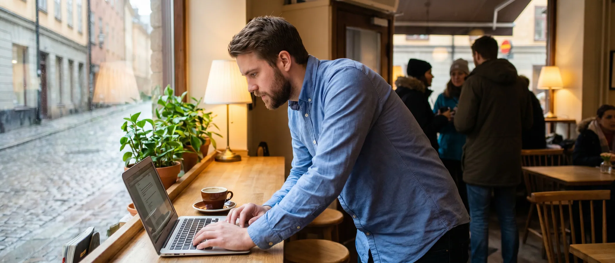 Frilansare arbetar med Google Ads på en laptop i ett hemmakontor